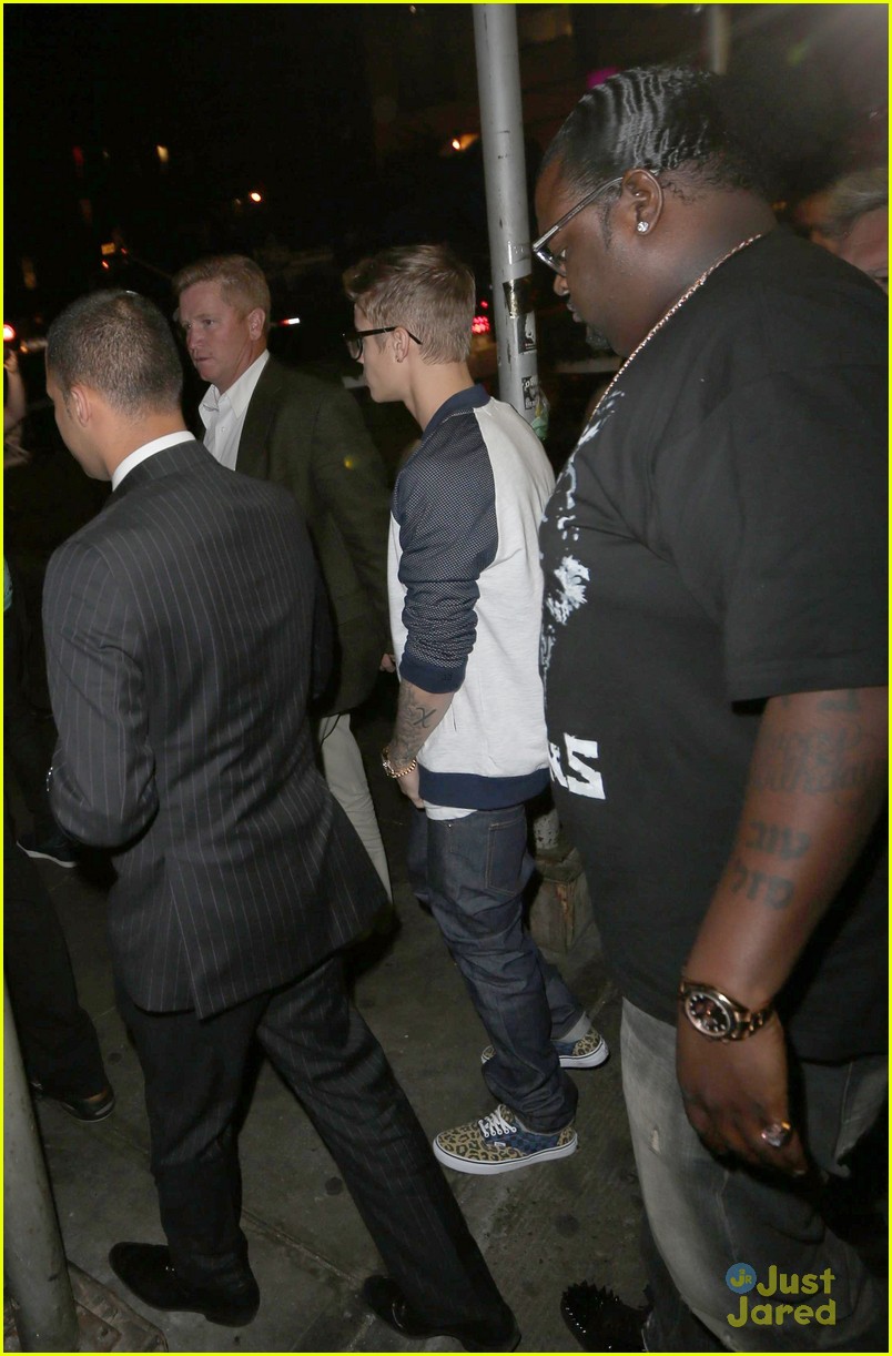 justin bieber greets fans in nyc 04