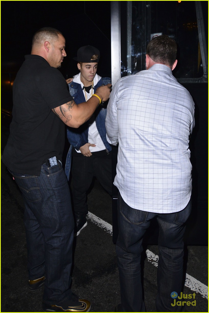 justin bieber greets fans in nyc 06