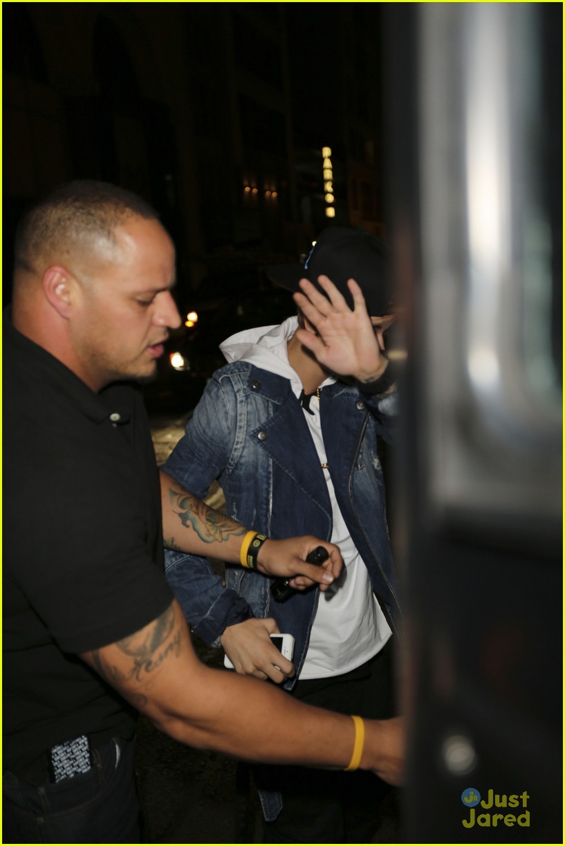 justin bieber greets fans in nyc 07