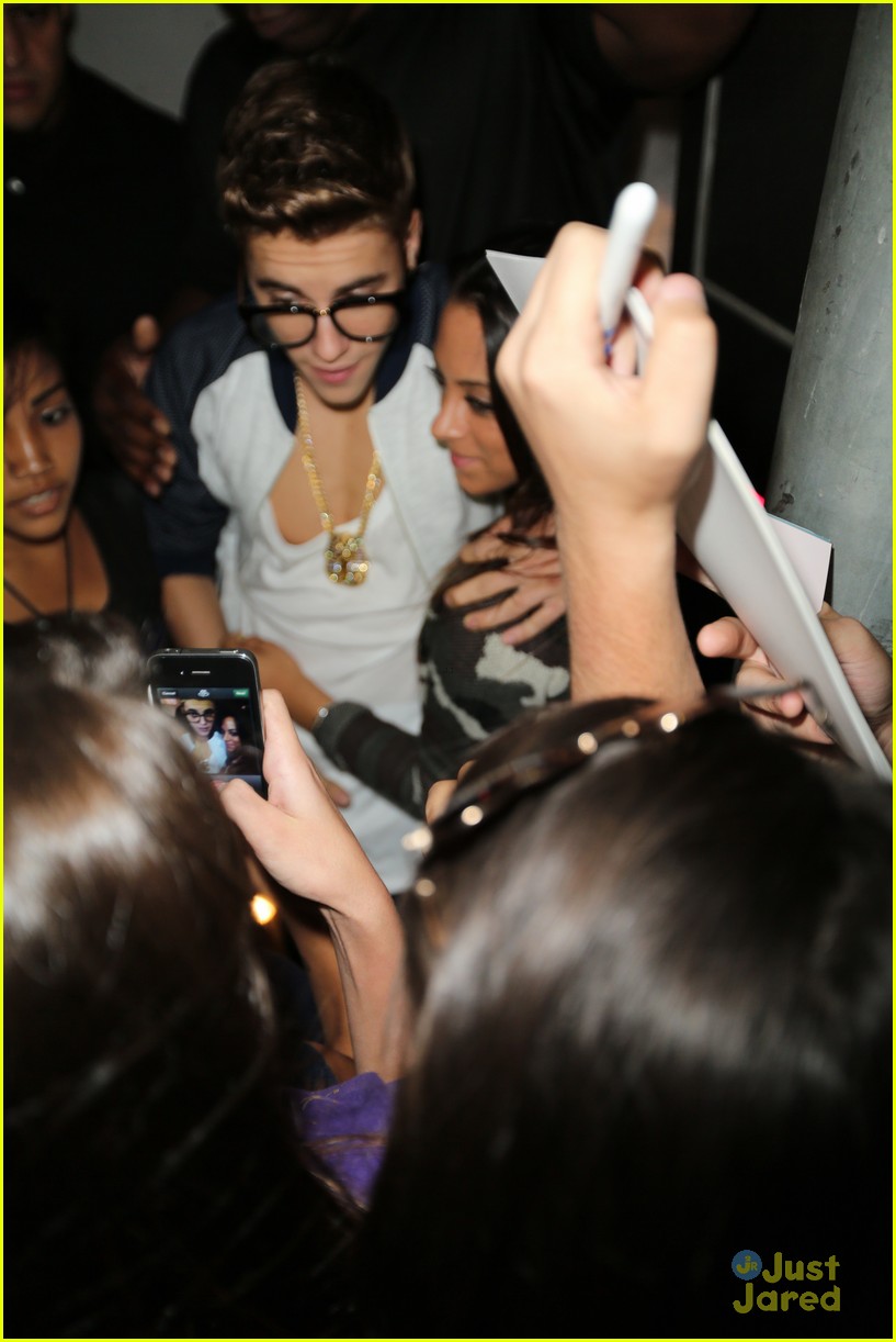 justin bieber greets fans in nyc 11
