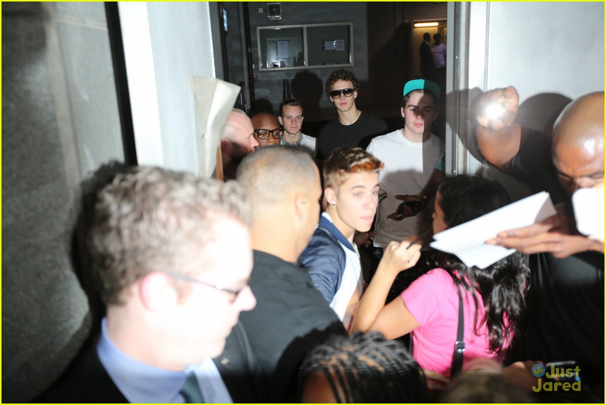 justin bieber greets fans in nyc 14