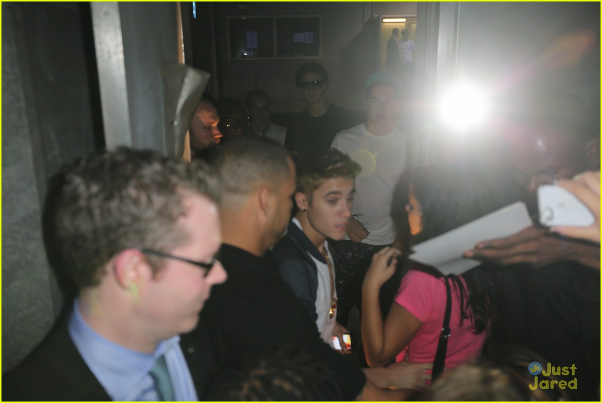 justin bieber greets fans in nyc 15