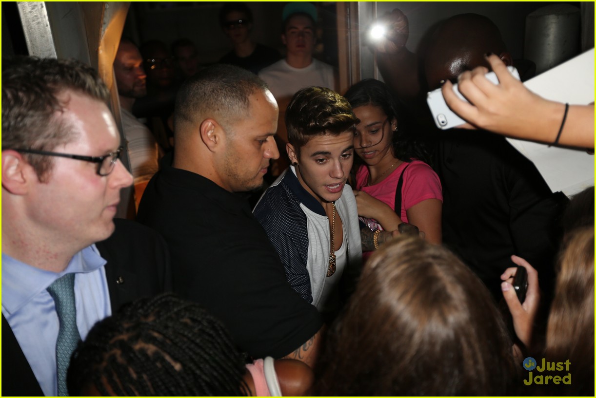 justin bieber greets fans in nyc 17