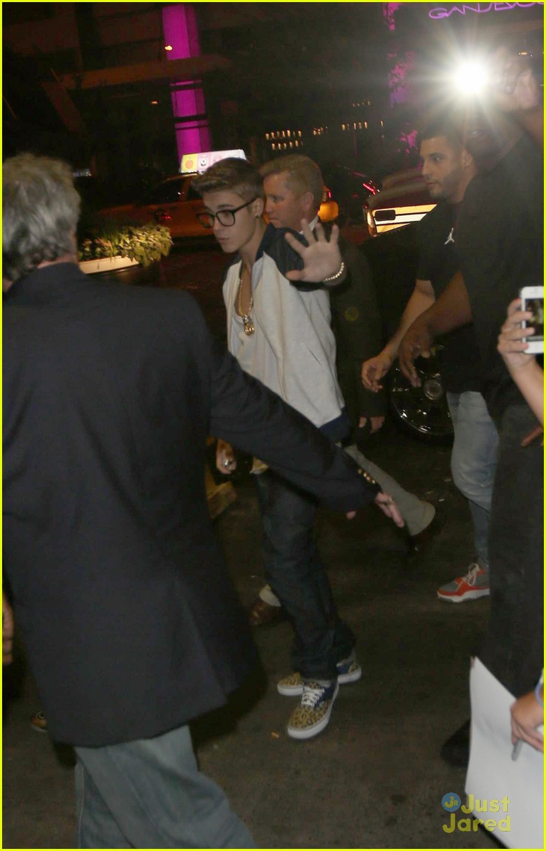 justin bieber greets fans in nyc 19