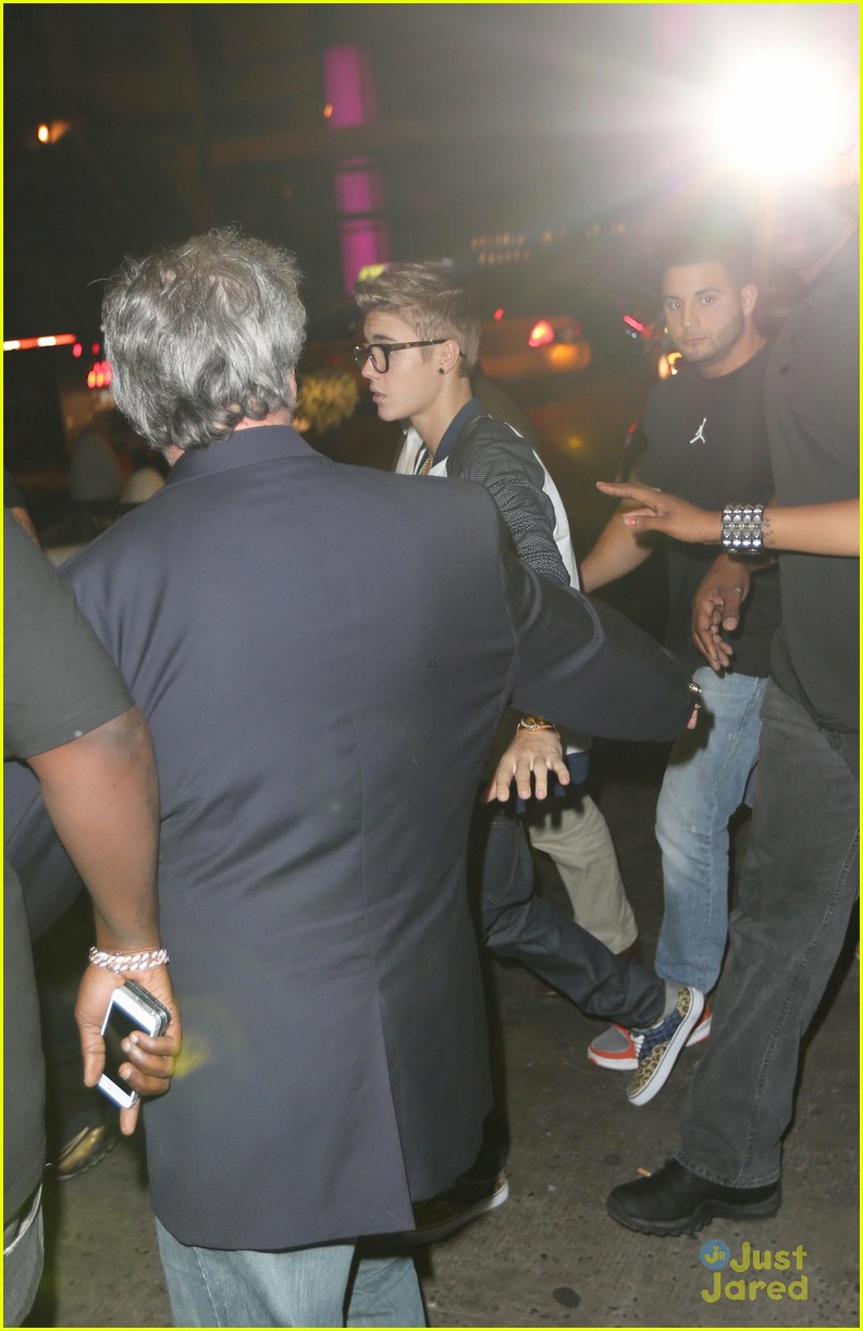 justin bieber greets fans in nyc 20
