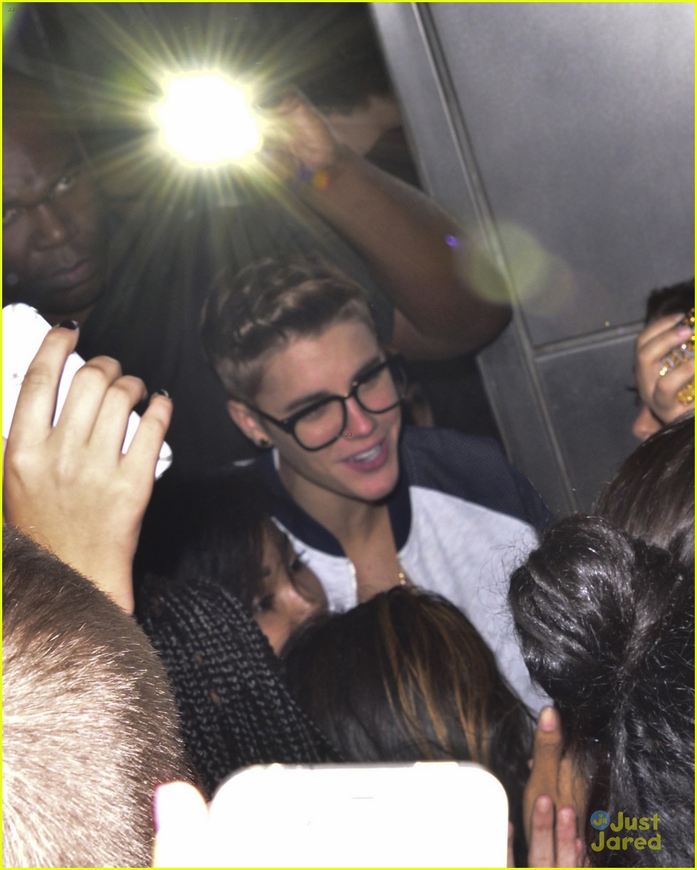 justin bieber greets fans in nyc 23