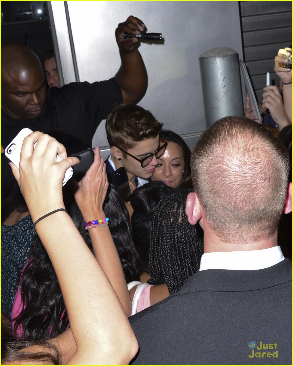 justin bieber greets fans in nyc 24