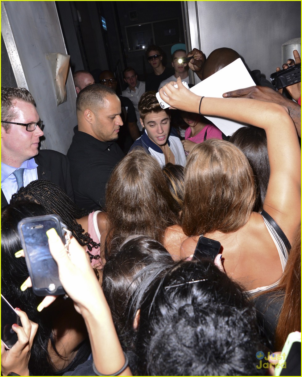 justin bieber greets fans in nyc 26