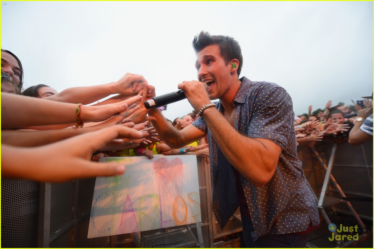 big time rush perform free concert for newtown families 01