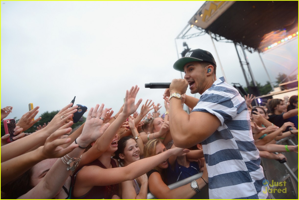 big time rush perform free concert for newtown families 05