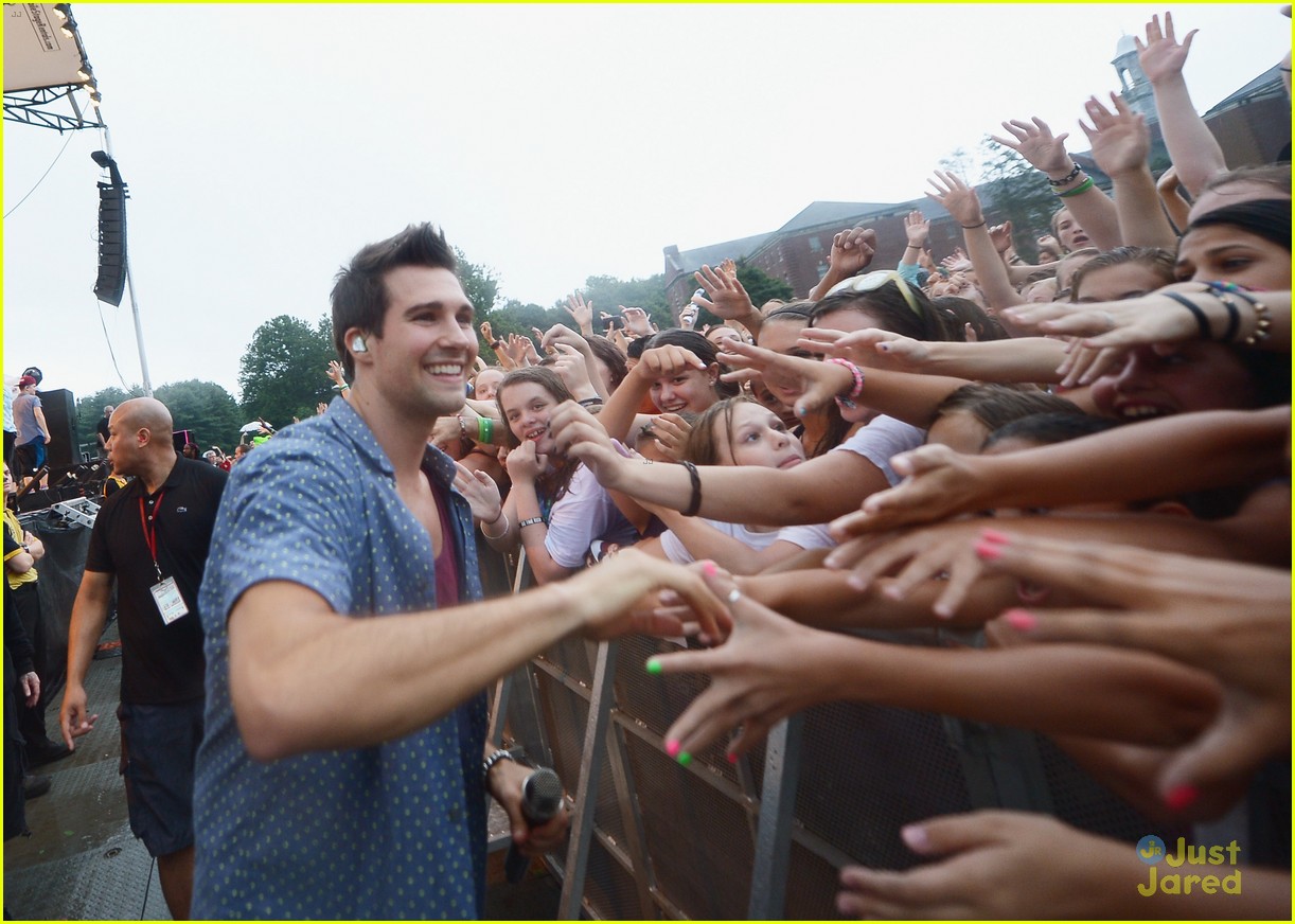 big time rush perform free concert for newtown families 06