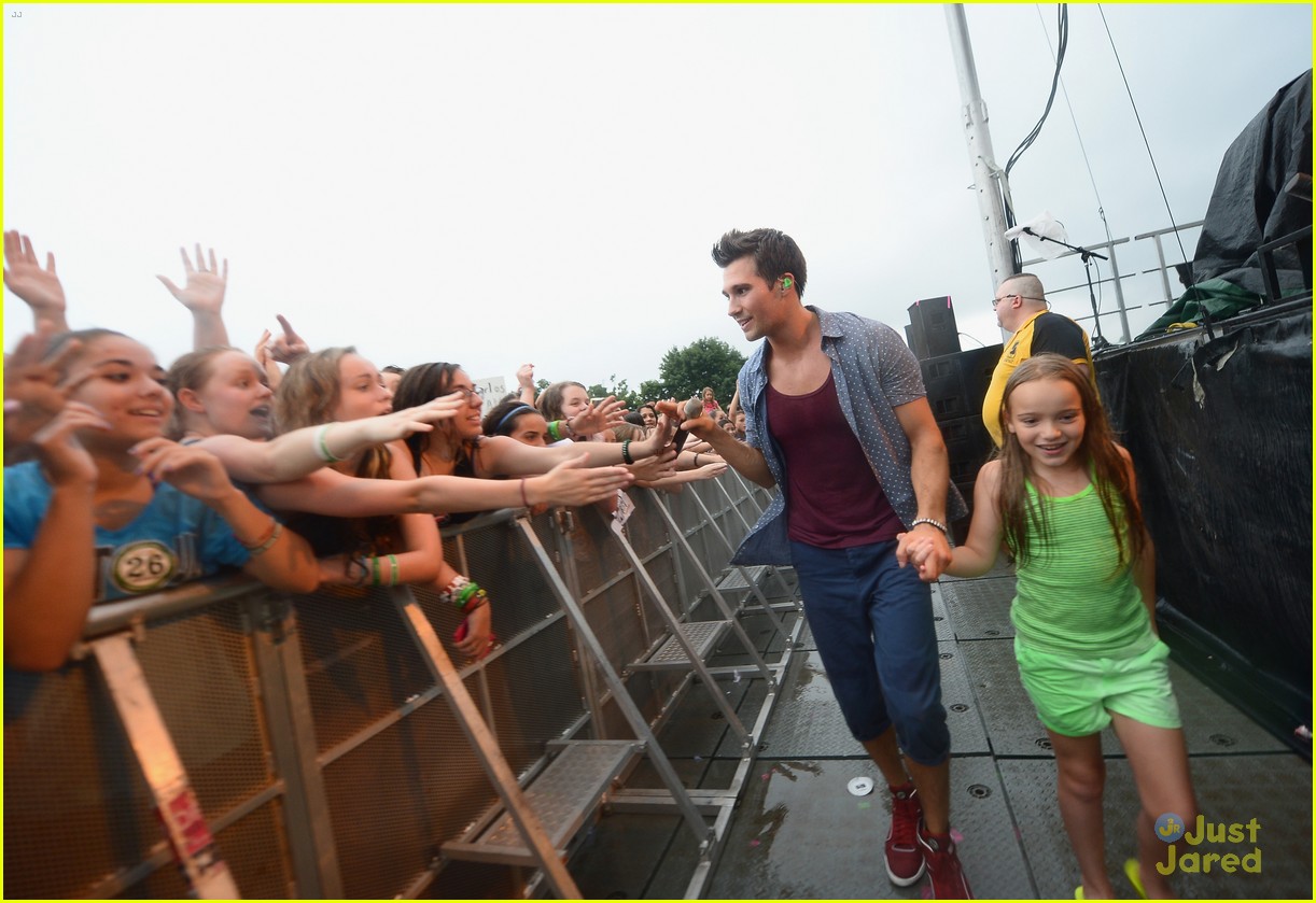 big time rush perform free concert for newtown families 08