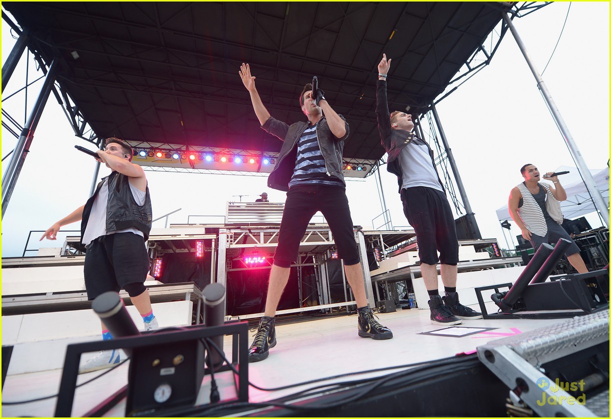 big time rush perform free concert for newtown families 12