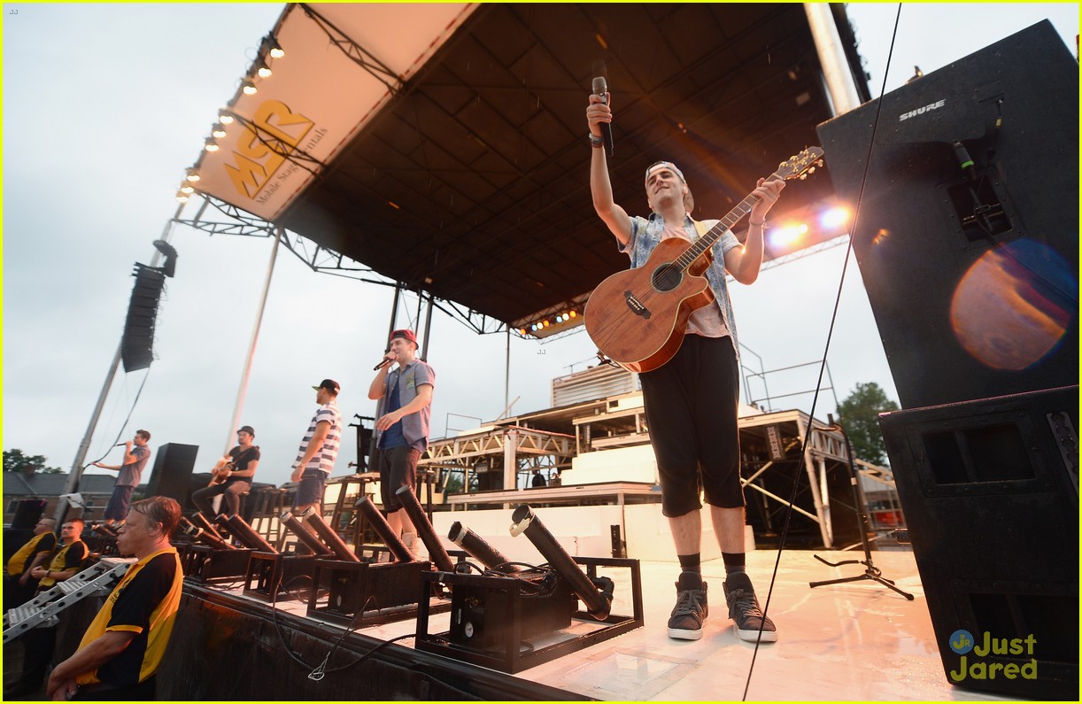 big time rush perform free concert for newtown families 14