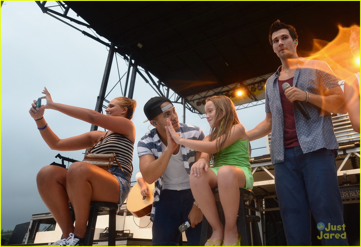 big time rush perform free concert for newtown families 15