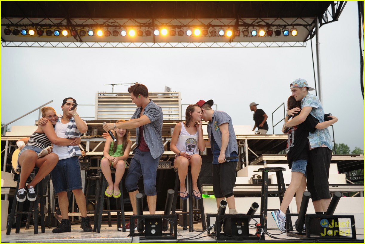 big time rush perform free concert for newtown families 16