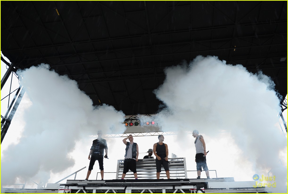 big time rush perform free concert for newtown families 17
