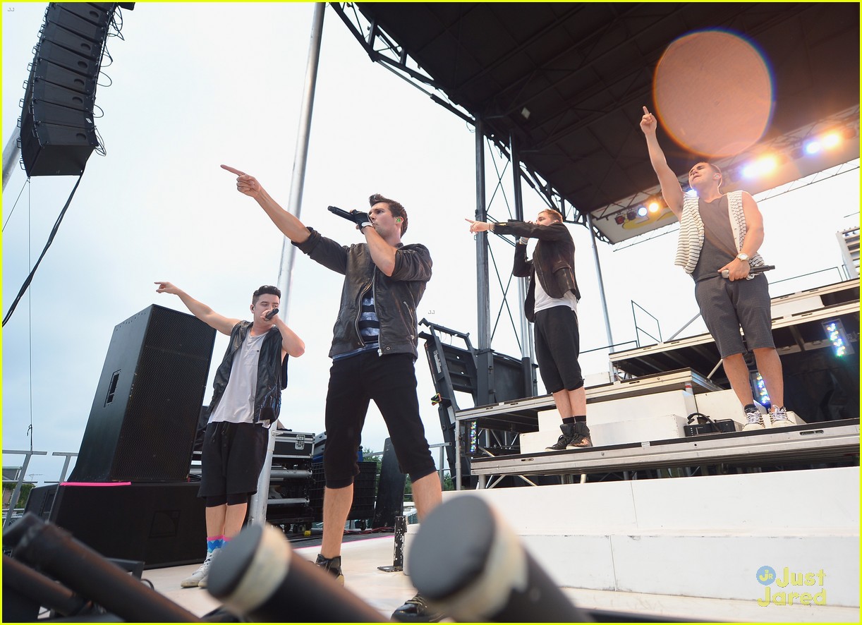 big time rush perform free concert for newtown families 18