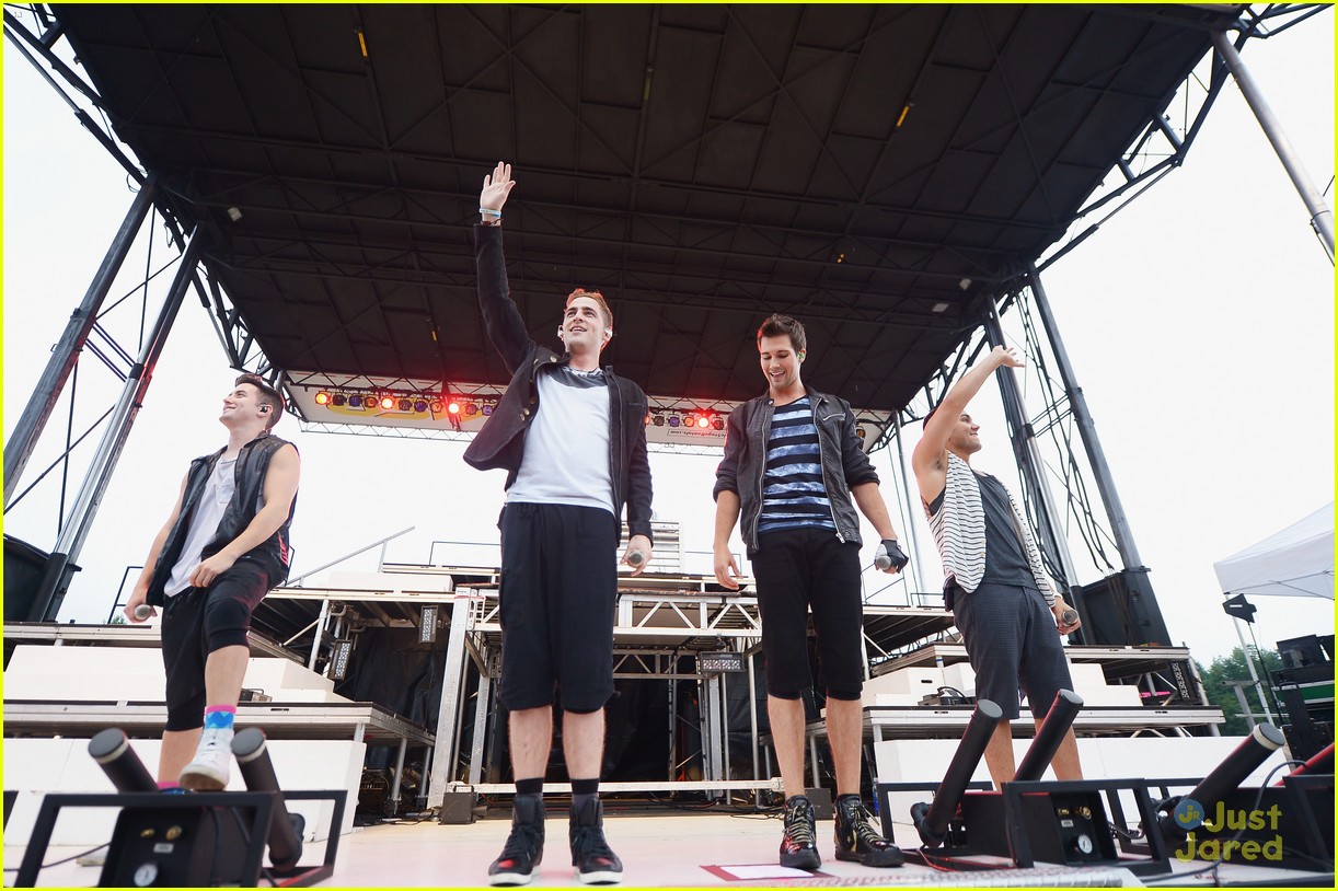big time rush perform free concert for newtown families 19
