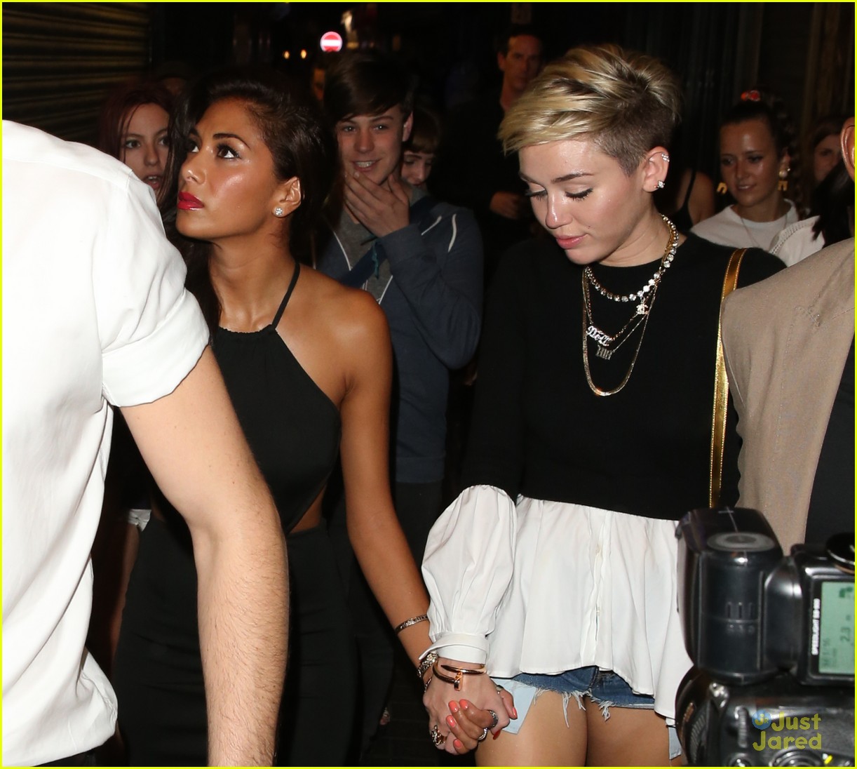 miley cyrus holds hands with nicole schzeringer london 05