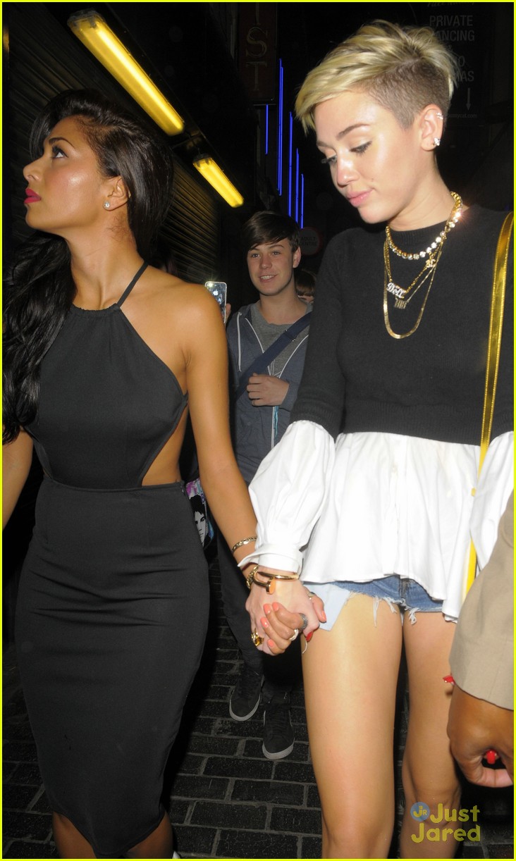 miley cyrus holds hands with nicole schzeringer london 13