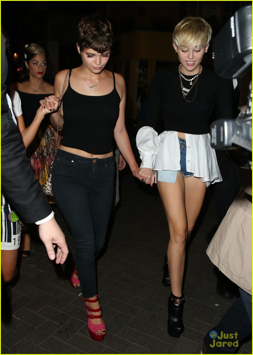 miley cyrus holds hands with nicole schzeringer london 17