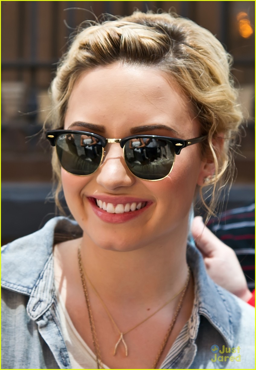 demi lovato philly hotel exit 04