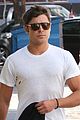 zac efron leaves his fly down 01