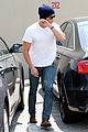 zac efron leaves his fly down 02