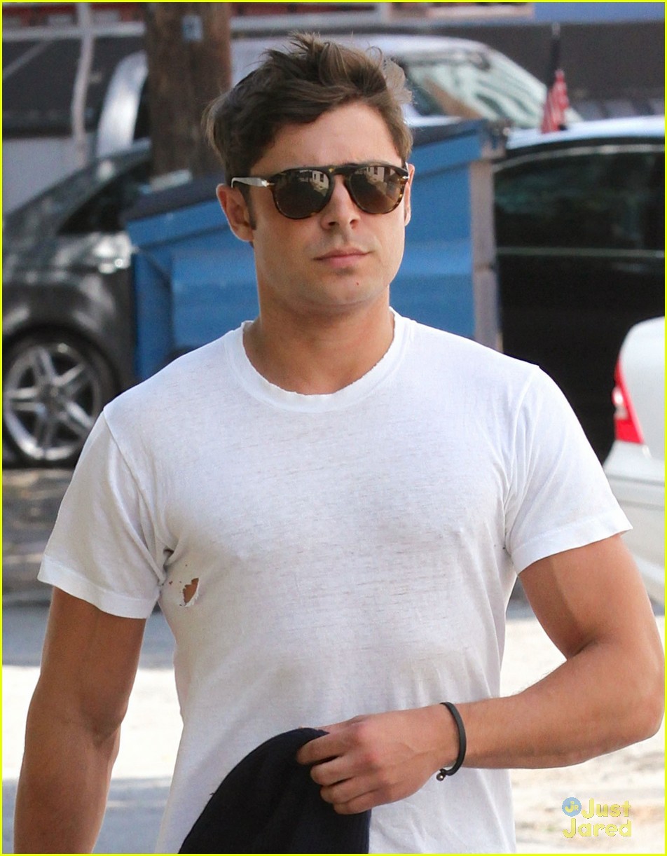 zac efron leaves his fly down 01