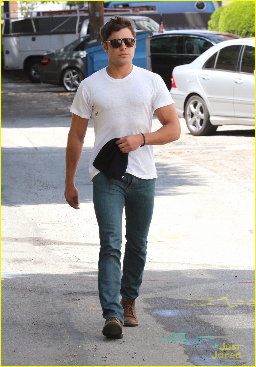 zac efron leaves his fly down 03