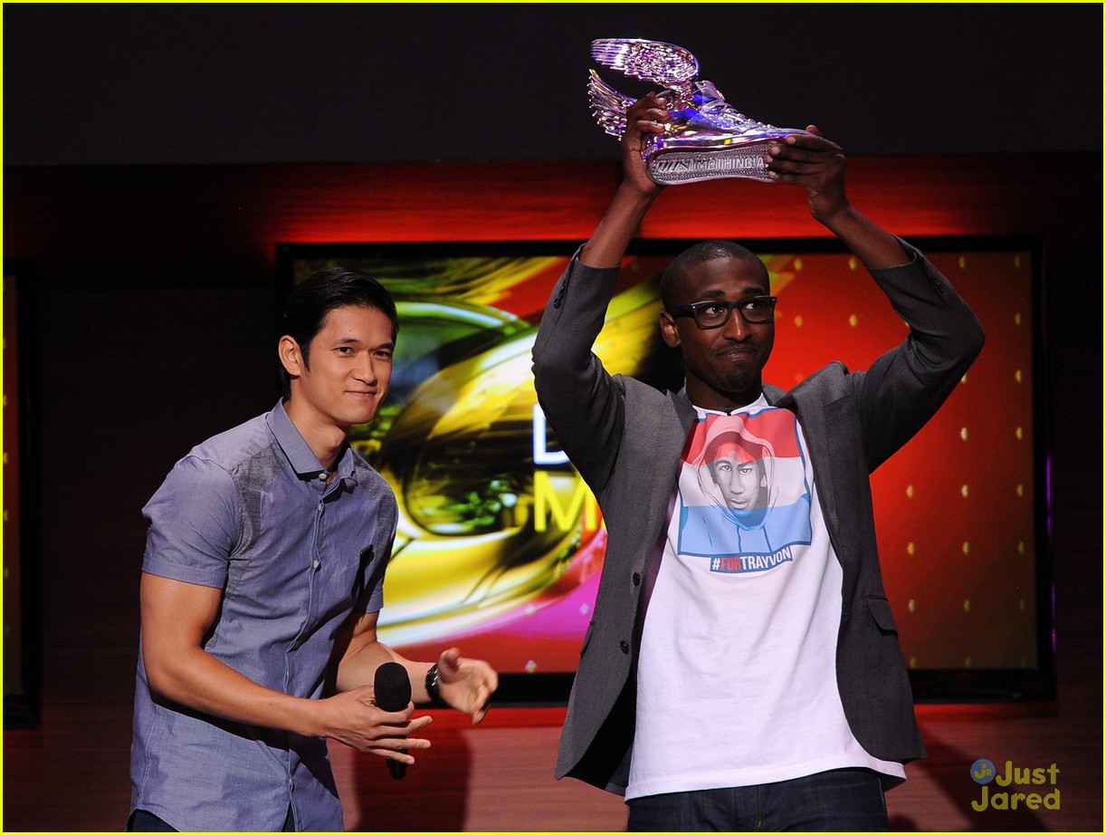 harry shum jr dons ribbon for cory monteith at do something awards 2013 02