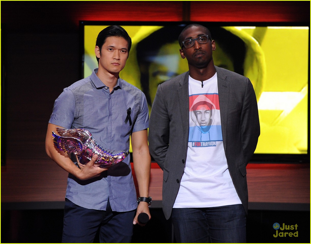 harry shum jr dons ribbon for cory monteith at do something awards 2013 04