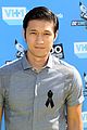harry shum jr dons ribbon for cory monteith at do something awards 2013 01