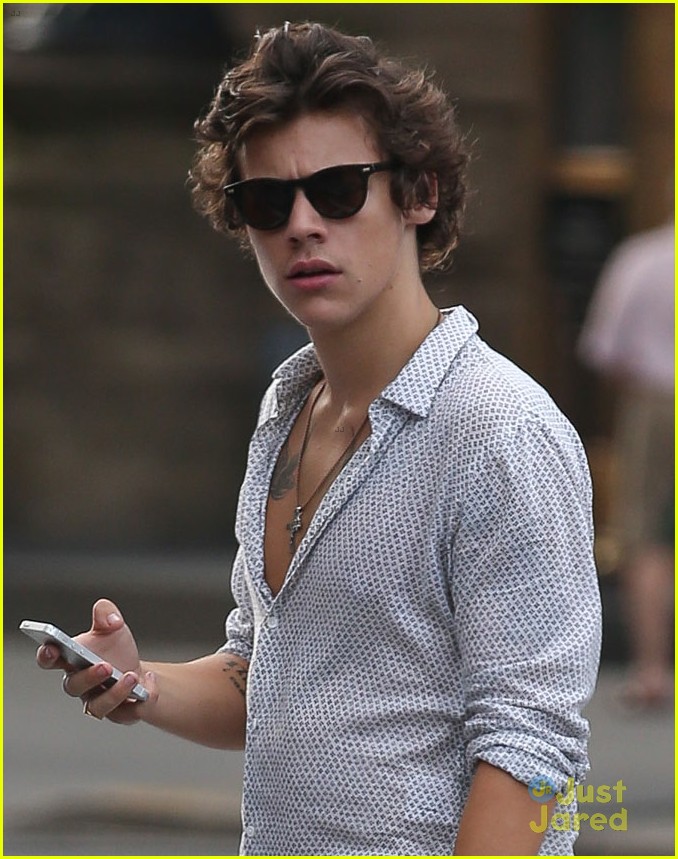 harry styles checks his phone in nyc 04