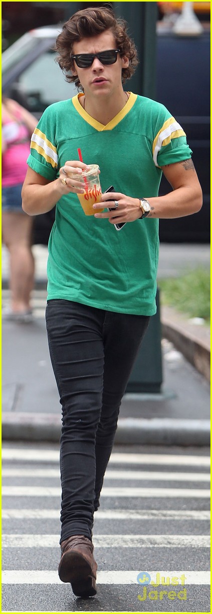 harry styles grabs a smoothie in nyc 04