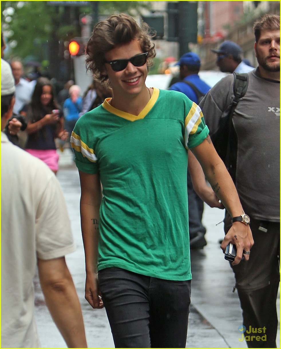harry styles grabs a smoothie in nyc 05