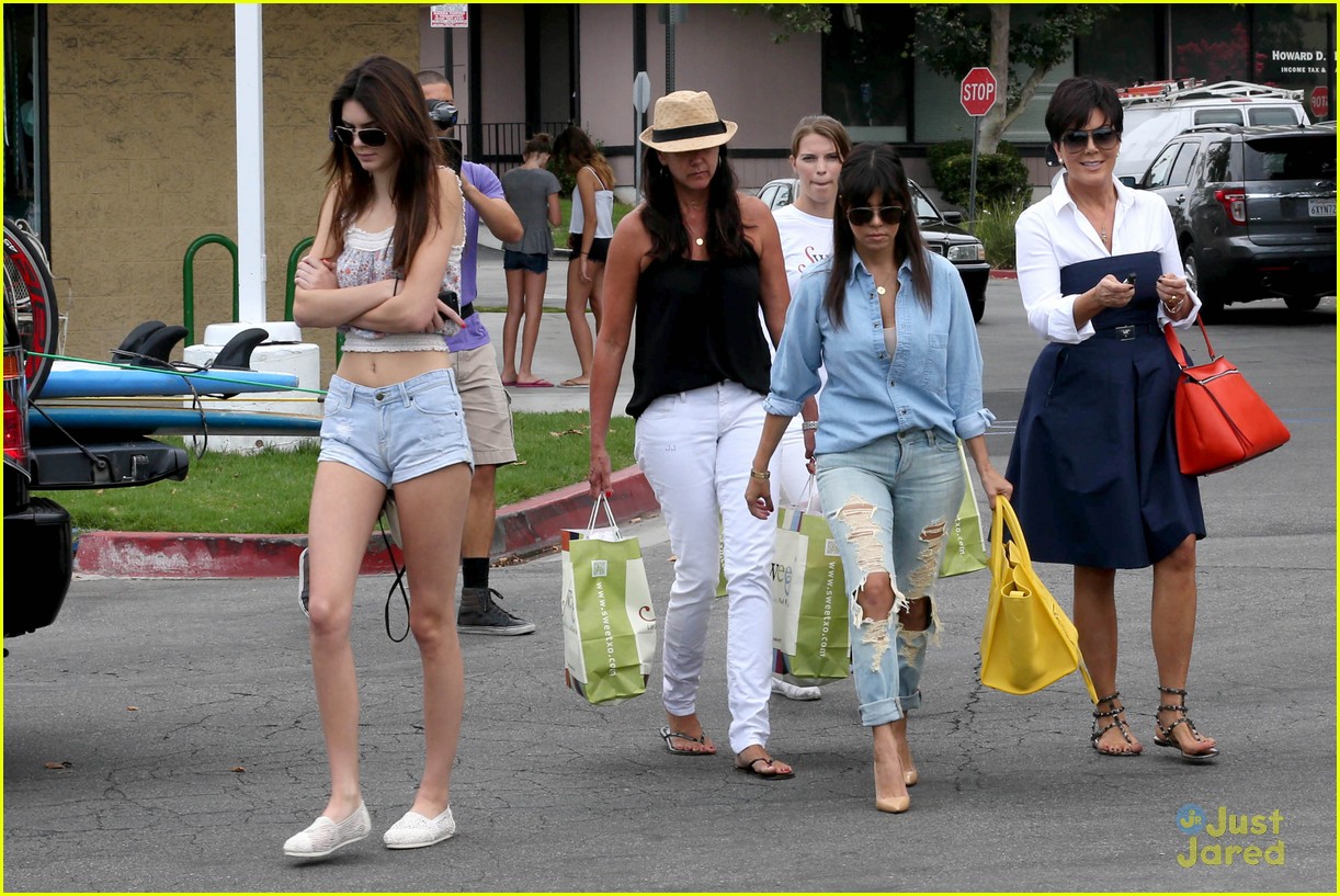 kendall kylie jenner shopping sisters 03