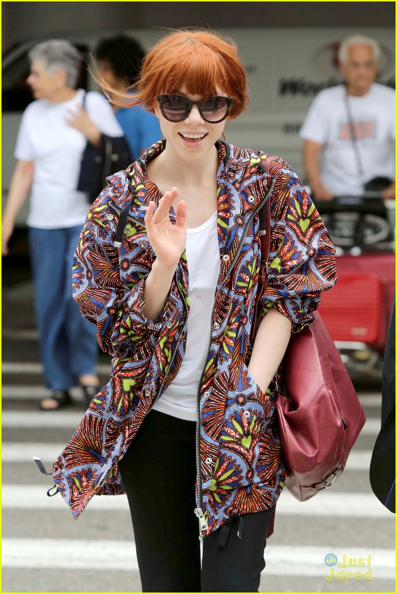 carly rae jepsen airport arrival 03