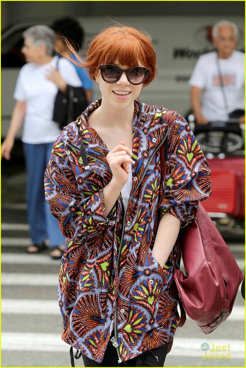 carly rae jepsen airport arrival 08