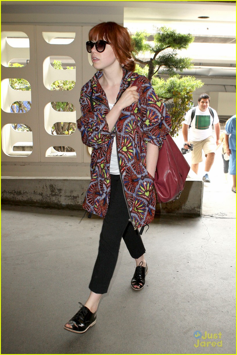 carly rae jepsen airport arrival 13