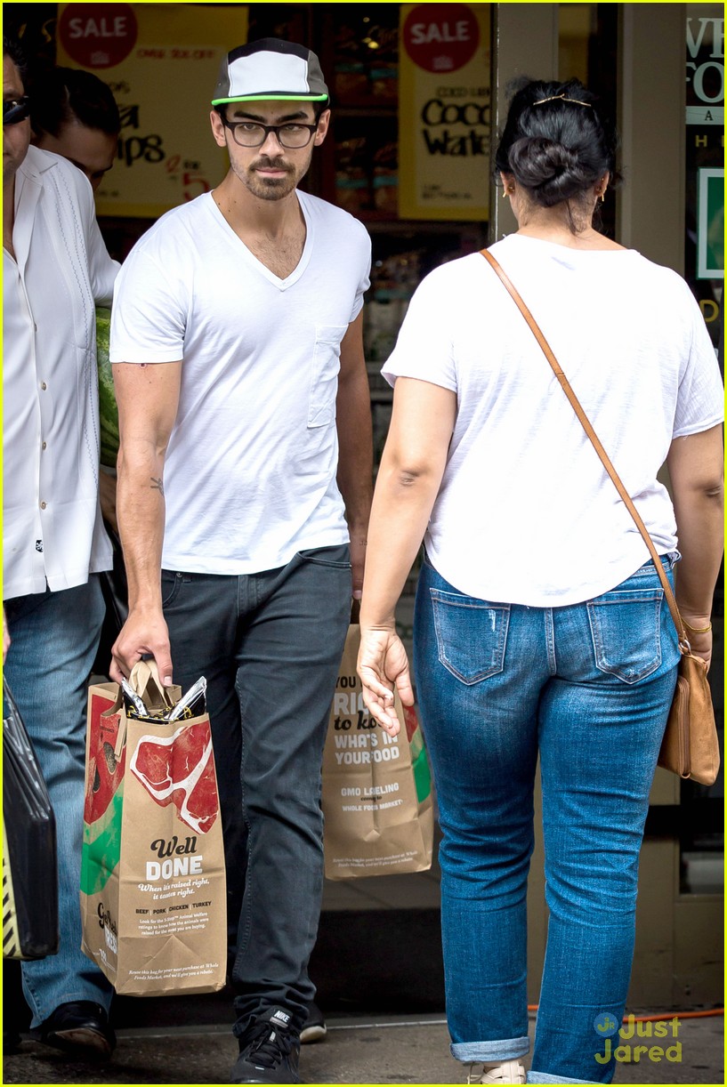 joe jonas buys groceries on the fourth of july 05