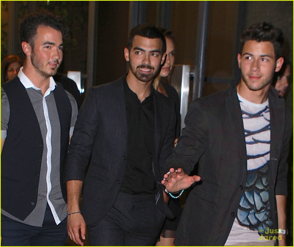 jonas brothers fan friendly after watch what happens live taping 03