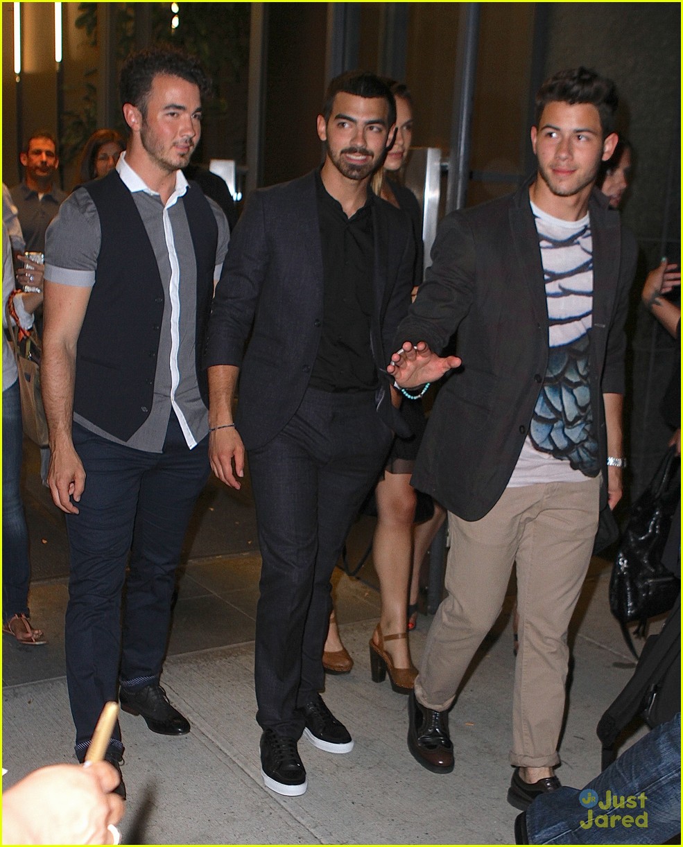 jonas brothers fan friendly after watch what happens live taping 05
