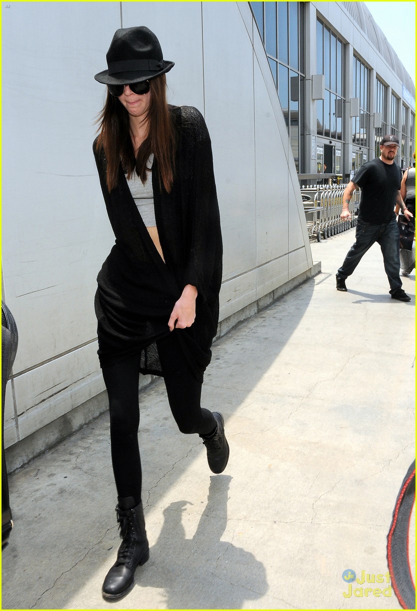 kendall jenner low key lax arrival 03