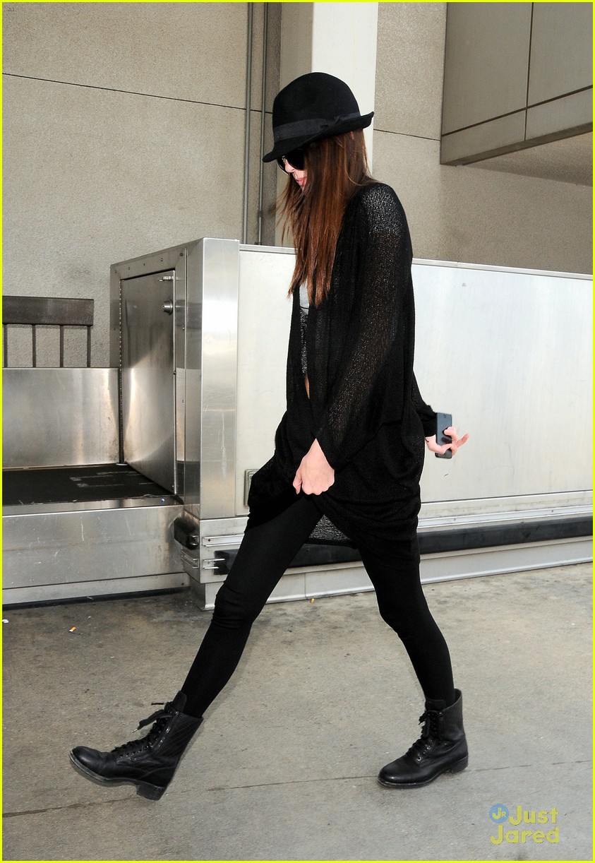 kendall jenner low key lax arrival 05