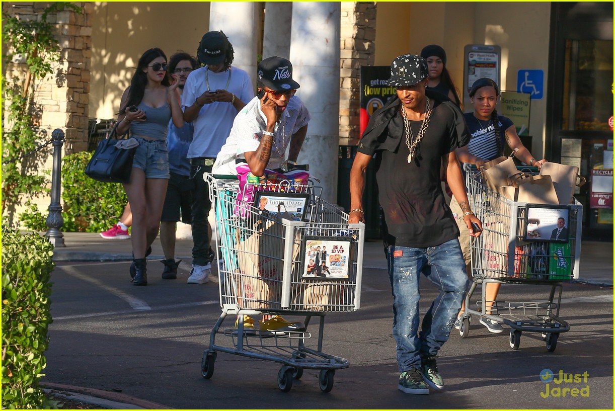 kylie jenner food shopping with friends 08