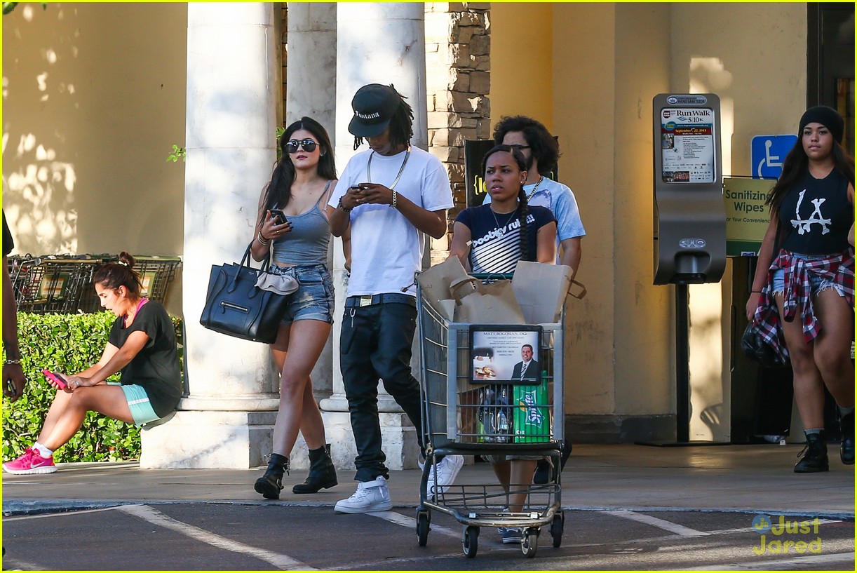 kylie jenner food shopping with friends 13