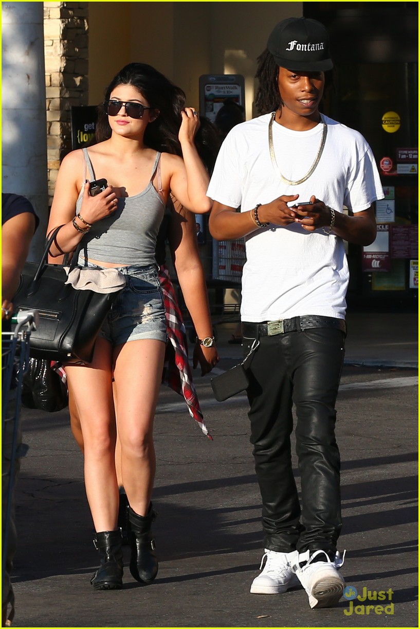 kylie jenner food shopping with friends 17