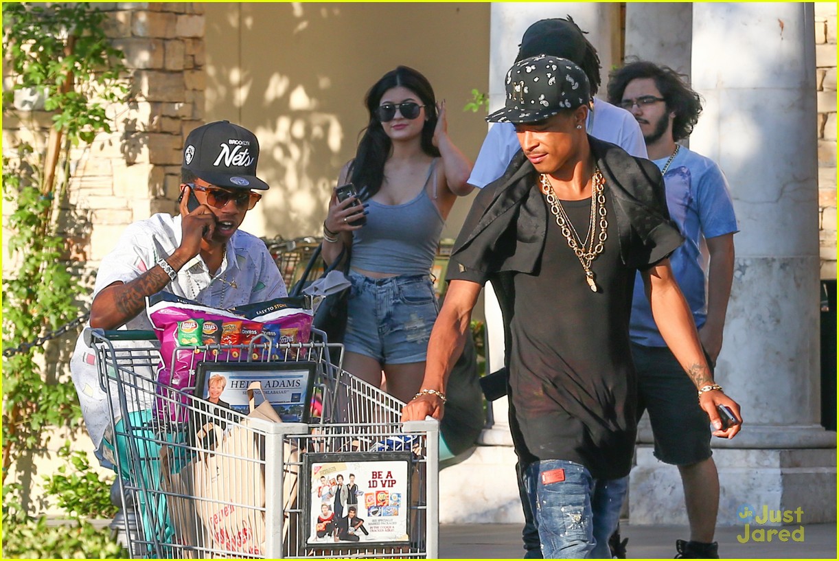 kylie jenner food shopping with friends 18